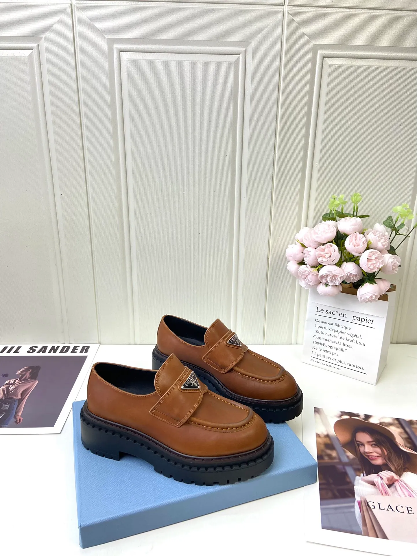 👟👟Ex-factory price 520👟👟 🔥🔥✨Prada* 2024WA new autumn and winter thick-soled loafers👟 These leather loafers use thick soles, craftsmanship details and contemporary elements add vitality, interpreting classics in a new fashion language. Enamel-coated triangular metal logo with a height of 55 mm makes its debut 🌟 Recommended by major bloggers on Xiaohongshu, developed 1-1 to highlight classic charm. Cowhide lining TPU outsole ➕ genuine leather edge bar Code number: 35 to 41 (40-41 customized, non-refundable)